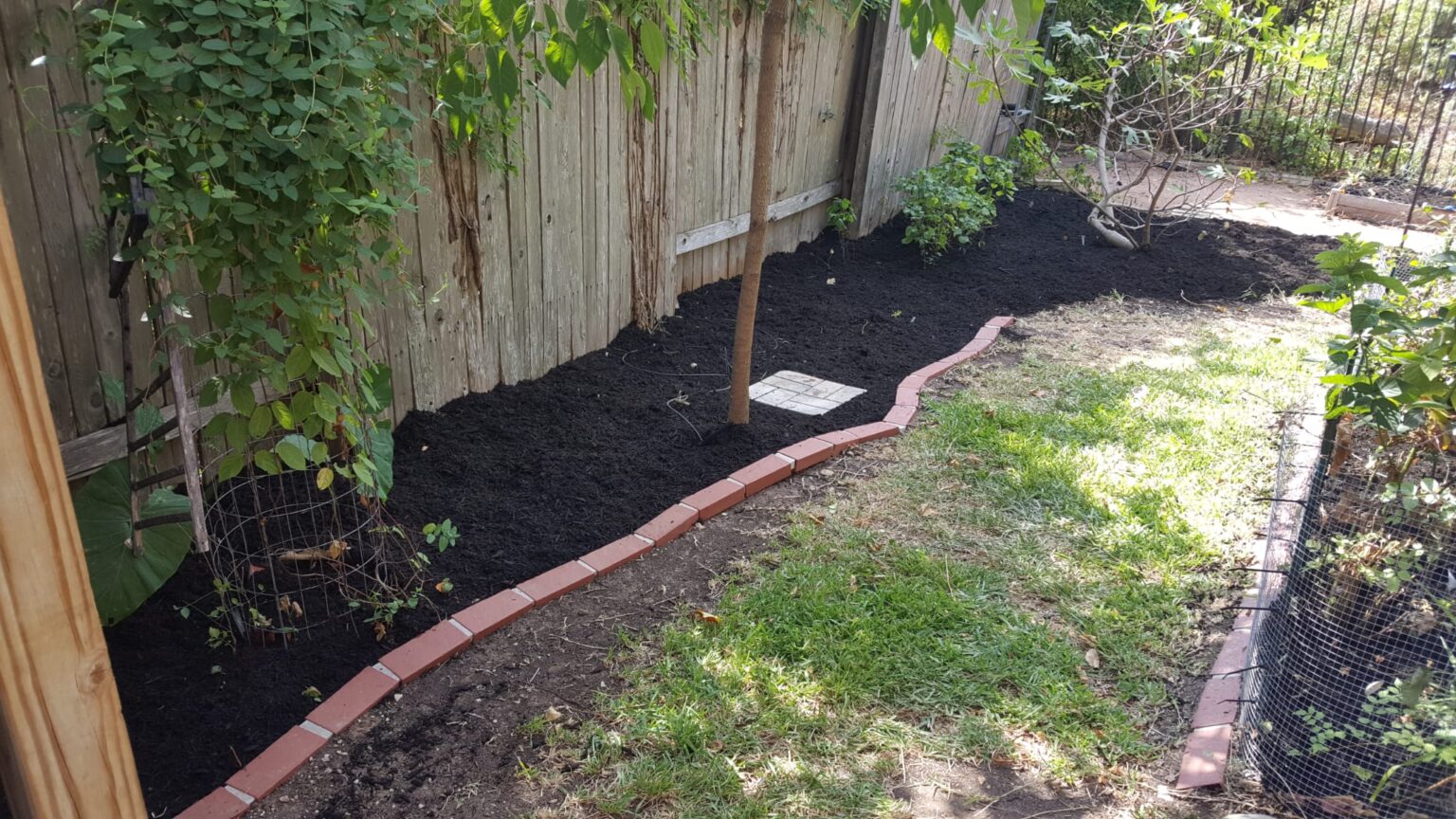 Mulch Installation Montes Lawn